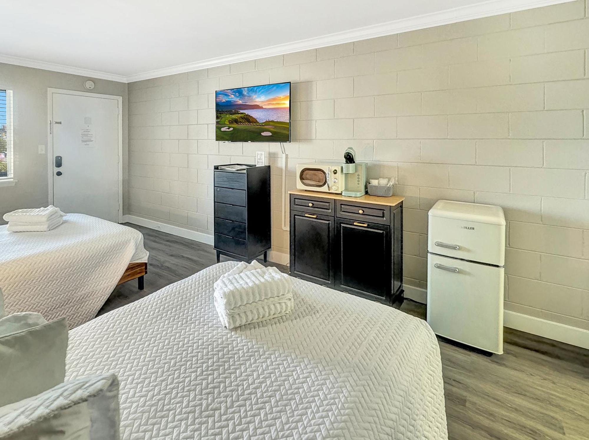 Dry Dock Hotel 2*