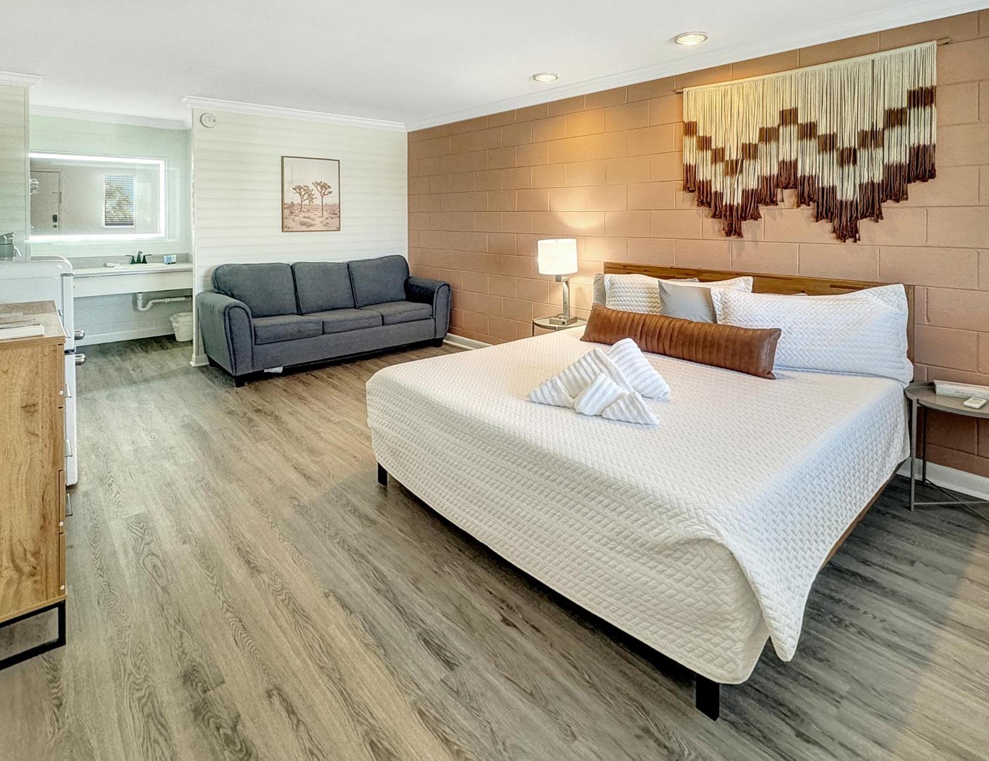 Dry Dock Hotel 2*